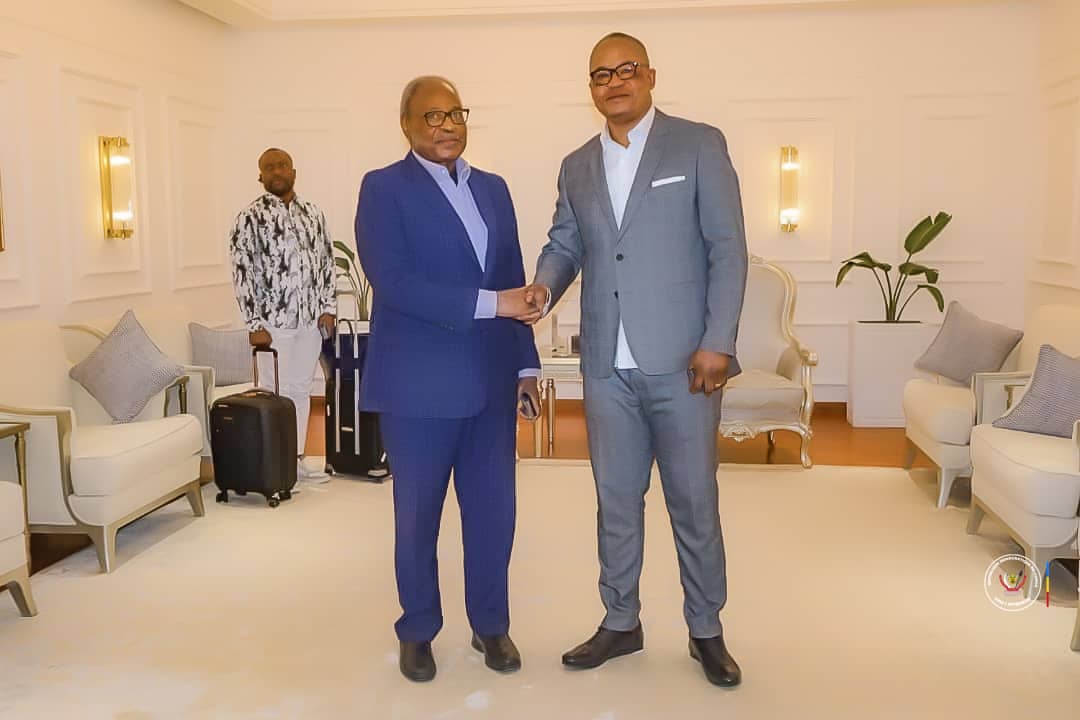 Après sa participation à la réunion interministérielle de l'EAC en Tanzanie, le VPM @kazadi_peter a fait une escale en Éthiopie. Là-bas, il a eu une discussion avec l'ambassadeur de la RDC en Éthiopie, Jean Léon Ngandu, qui a salué l'opération de délivrance des cartes d'identité.