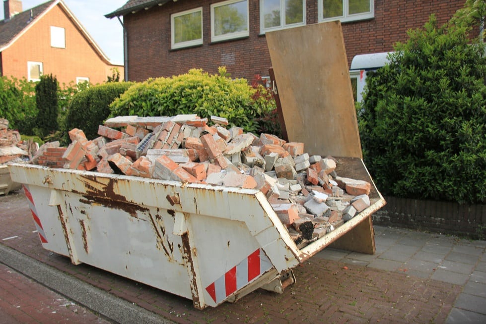 Wil je tijdelijk iets op gemeentegrond plaatsen? Bijvoorbeeld een container, bouwkeet, hoogwerker of bouwmaterialen. Dan moet je dit melden of een vergunning aanvragen. ✅ Wil je meer weten over de voorwaarden en kosten? Lees dan verder ⤵️ veldhoven.nl/nieuws/2024/04…