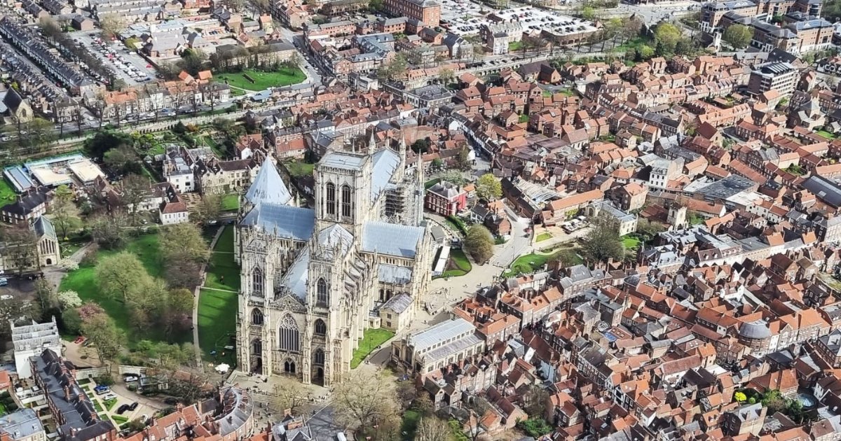 York Minster is one of the world's most magnificent cathedrals. It never fails to impress, irrelevant of the angle a photograph is taken from!

This #PhotoOfTheWeek was taken by YAA TCM Steve & we think it shows off the minster from the most wonderful angle!

#ViewFromTheCrew