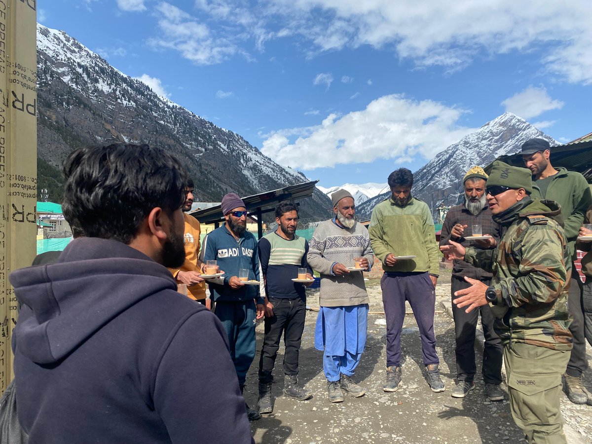 #IndianArmy organized a special ceremony at Dawar, Gurez, #Bandipora to honour the invaluable contributions of porters on #InternationalLabourDay2024. These individuals are instrumental in logistics, supply maintenance, construction and various other vital activities. #Kashmir