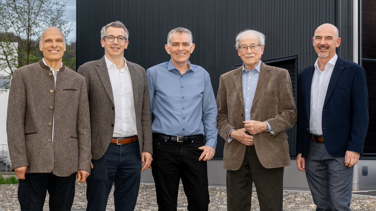 A couple of weeks ago, I was in Klingnau (AG) to celebrate 25 years of SwissNeutronics AG one of the world's leading manufacturers of neutron optical components and the oldest spin-off of @PSIch_en😊. Congratulations to the entire SwissNeutronics team!