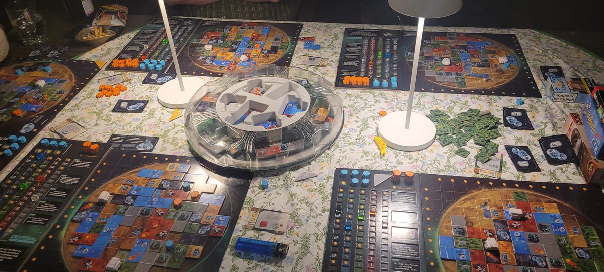 Erstes Freiluftspielen dieses Jahr und mal wieder #PlanetUnknown

Einfach ein tolles Spiel für großer Kennergruppen.

<a href="/StrohmannG/">Strohmann Games</a> #Brettspiel #Spieleabend