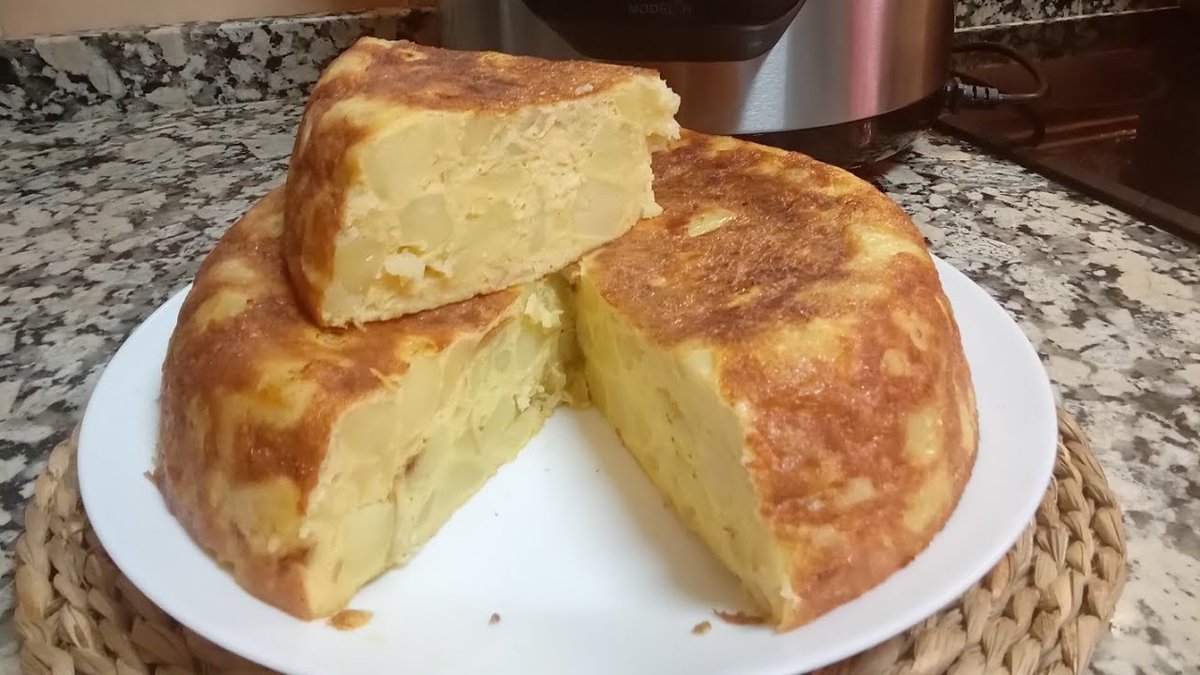 No os enfadéis cuando alguien diga 'tortilla española' en lugar de tortilla de patata. En realidad son cosas distintas. La primera foto es de una deliciosa tortilla de patata. La reputísima mierda que sale en la segunda es una tortilla española. Fin del debate.