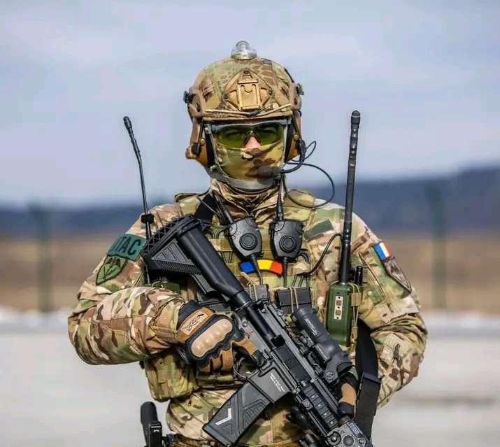 A Romanian Army Joint Terminal Attack Controller (JTAC) Special operator.