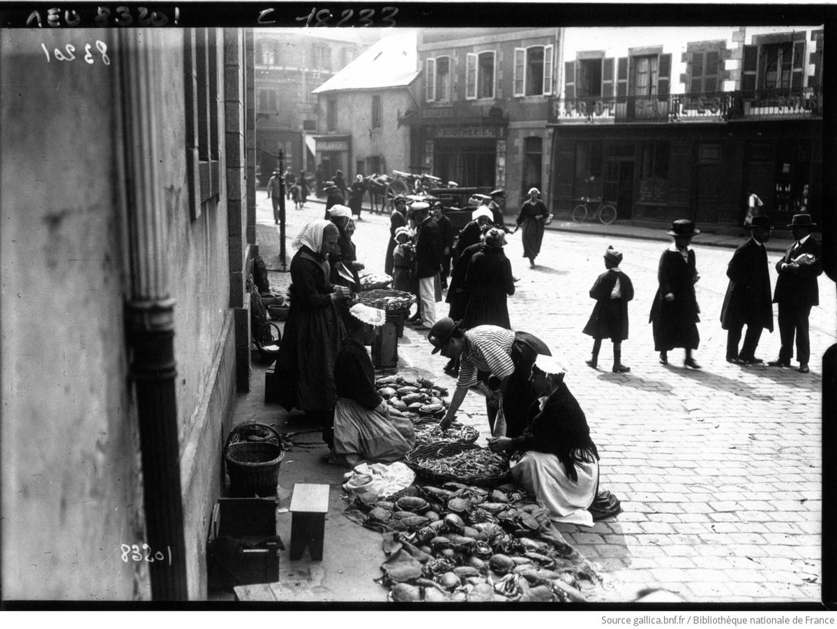 Lorient, le marché aux crustacés vers 1920. BNF