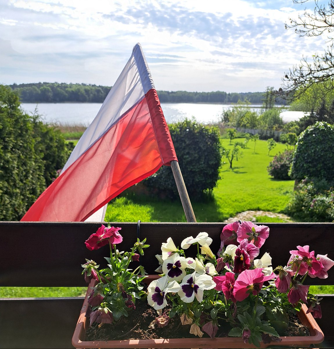 Dziś Dzień Flagi - i Polonii. Pozdrawiam wszystkich rodaków zagranicą - zwłaszcza tak mi bliską Polonię kanadyjską!