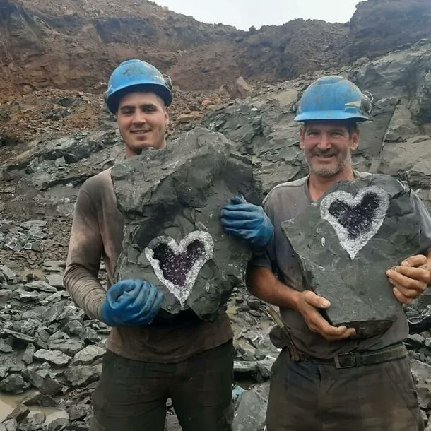 Uruguay'da maden işçileri tarafından keşfedilen ve 120 bin dolar teklif alan kalp şeklindeki ametist kristal jeodu 💞