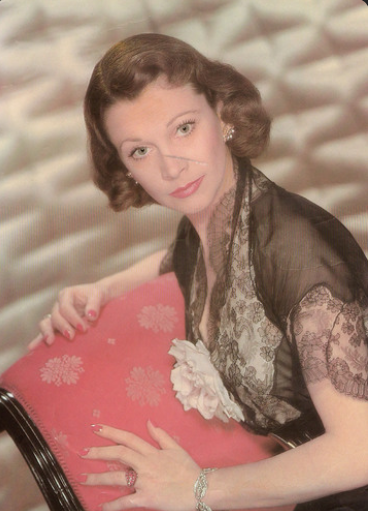 A color Vivien Leigh posing with a chair. She was self-conscious about her large hands. #TCM #oldHollywood #GWTW #GONEWITHTHEWIND #TCMparty #VivienLeigh