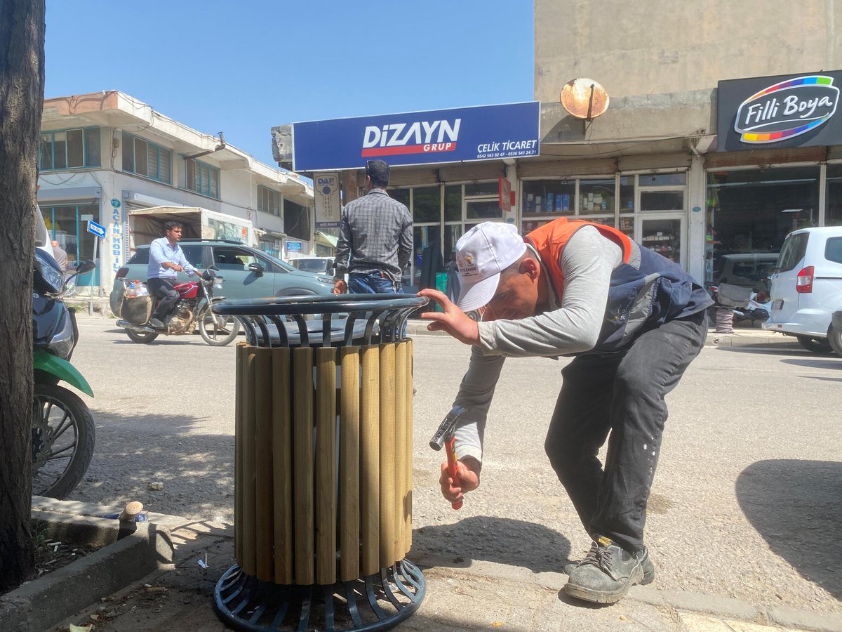 Eskiyen ve ömrünü tamamlamış olan çöp kovalarımızı yeniliyoruz. 

📍Ortaçarşı Mahallesi 

Daha temiz bir Midyat için çalışmalarımızı aralıksız sürdürüyoruz.

#VeysiŞahin
#MidyatBelediyesi