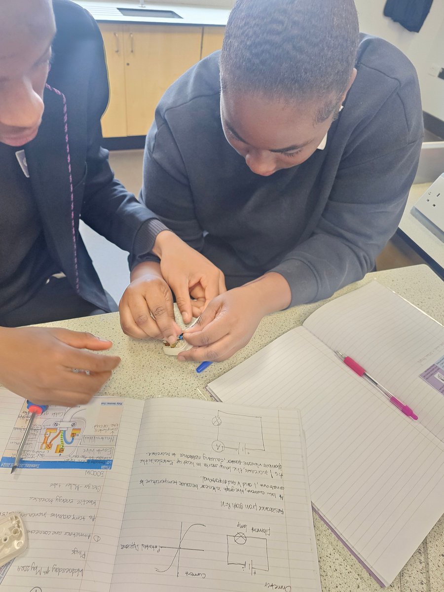 Young Electrical Engineers at Work! 👩‍🔧👨‍🔧🔌
This week our Year 10 students had fun assembling 3-pin plugs in their science lesson, showcasing their knowledge of electrical systems. 💡 
#STEM #FutureEngineers