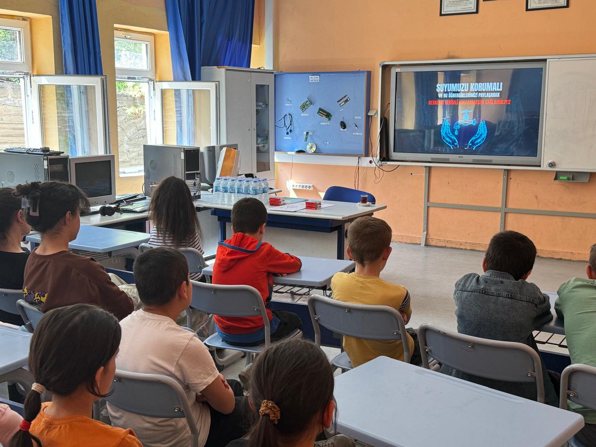 Tarım ve Orman Bakanlığı koordinasyonunda yürütülen Su verimliliği seferberliği kapsamında Artvin Yusufeli ilçesi Küplüce Köyü Mehmet Akif Ersoy Yatılı Bölge ortaokulu öğrencilerine suyu tasarruflu kullanmamız gerektiği ve su tüketiminde dikkat edilmesi gereken konular anlatıldı.