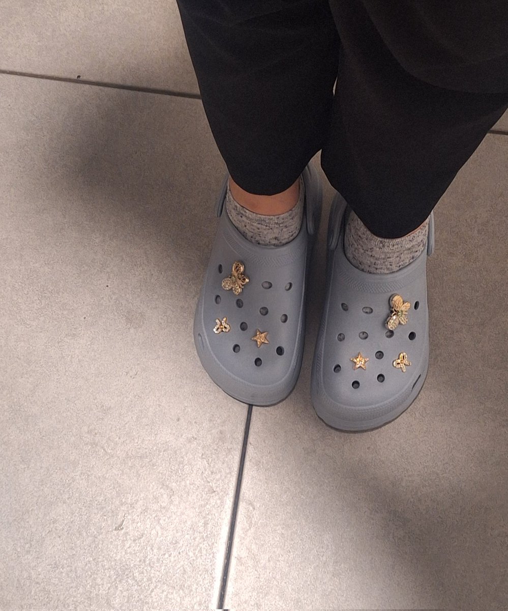 Çabuk crocs terliklerime bakın