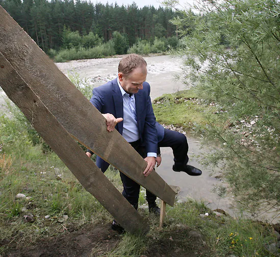 Wrzesień 2024. Brzeg Odry. Donald Tusk w panice ewakuuje się do Niemiec.