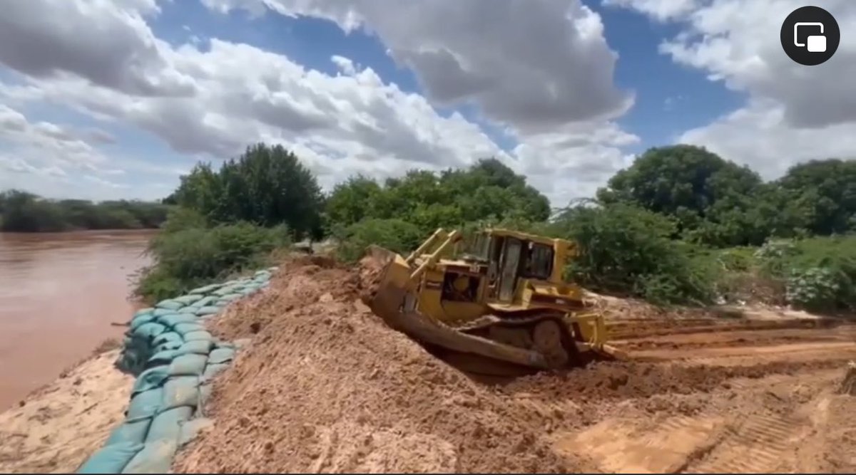 The National Disaster Management Agency @SoDMA_Somalia has made flood defence barriers alongside the Jubba River in Dolow district in #Gedo region, a move to prevent floods as river levels rise.