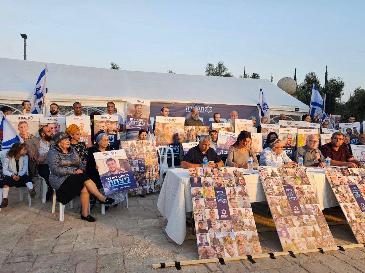 🔴 Gazze'de devam eden savaş sırasında ölen İsrail askerlerinin aileleri, Refah'ın işgaline onay verilmesi talebiyle İsrail Parlamentosu önünde gösteri düzenledi