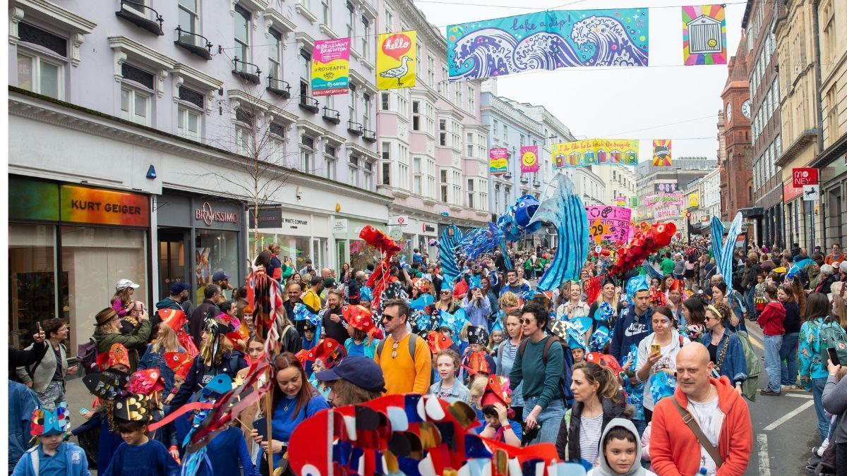 GOOD LUCK 🍀 To the 5000 #Brighton & #Hove School Children taking part in the Children’s Parade for the opening of the Brighton Festival. 🎪 The theme is Dream Again.. dreaming of a brighter future & a better world: 📅 Sat 4 May 1030am buff.ly/4aZEKCK @brightfest