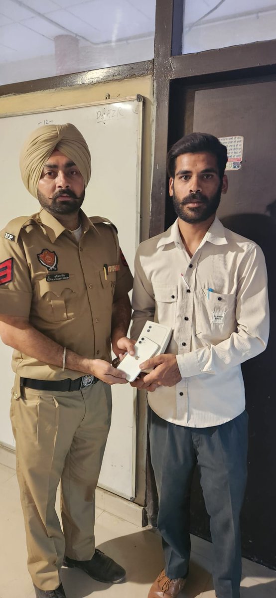 Ferozepur Police recovered 01 lost mobile phone with the help of CEIR portal and handed it over to the rightful owner. Owner of mobile phone thanked Ferozepur Police for this.

#LetsBringTheChange