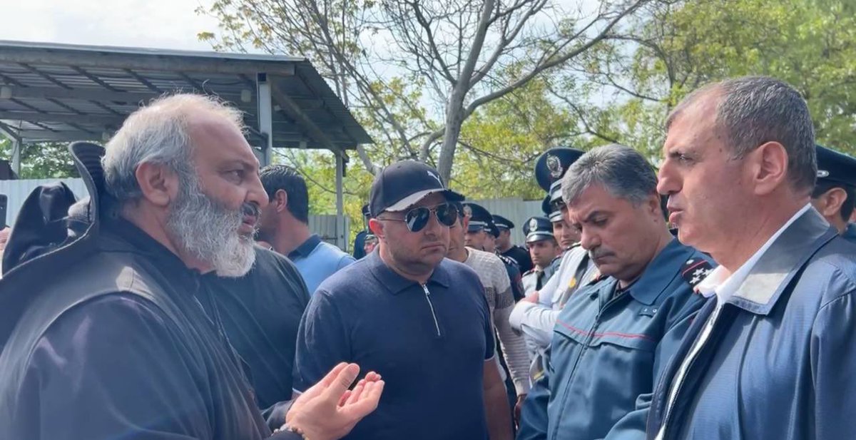 Pashinyan’s police block an MP and archbishop from entering flashpoint village of Kirants in Tavush De facto, it is being handed over