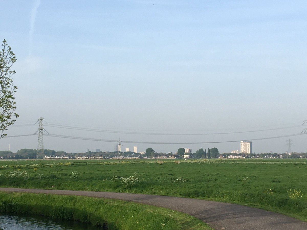 Terug van de Maasvlakte gisteren, gisteren ook Voorne-Putten doorkruist en natuurlijk uitgestapt bij de kathedraal van Simonshaven. Hier kwamen in de jaren ‘50 de stencils van Frans Breukelman vandaan die bij menig theoloog voor nieuwe inspiratie zorgde, denieuwebijbelschool.nl/index.php/acht…