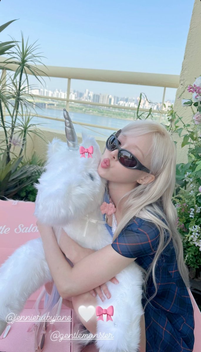 Just got Jentle Salon package from <a href="/Jennbe/">͏ً</a> unnie. The pink box is great and the unicorn is too cute to be true!!! As expected from THE-IT-GIRL. I can see everyone waiting in line for these glasses. Hot girls wear Gentle Monster only.🎀