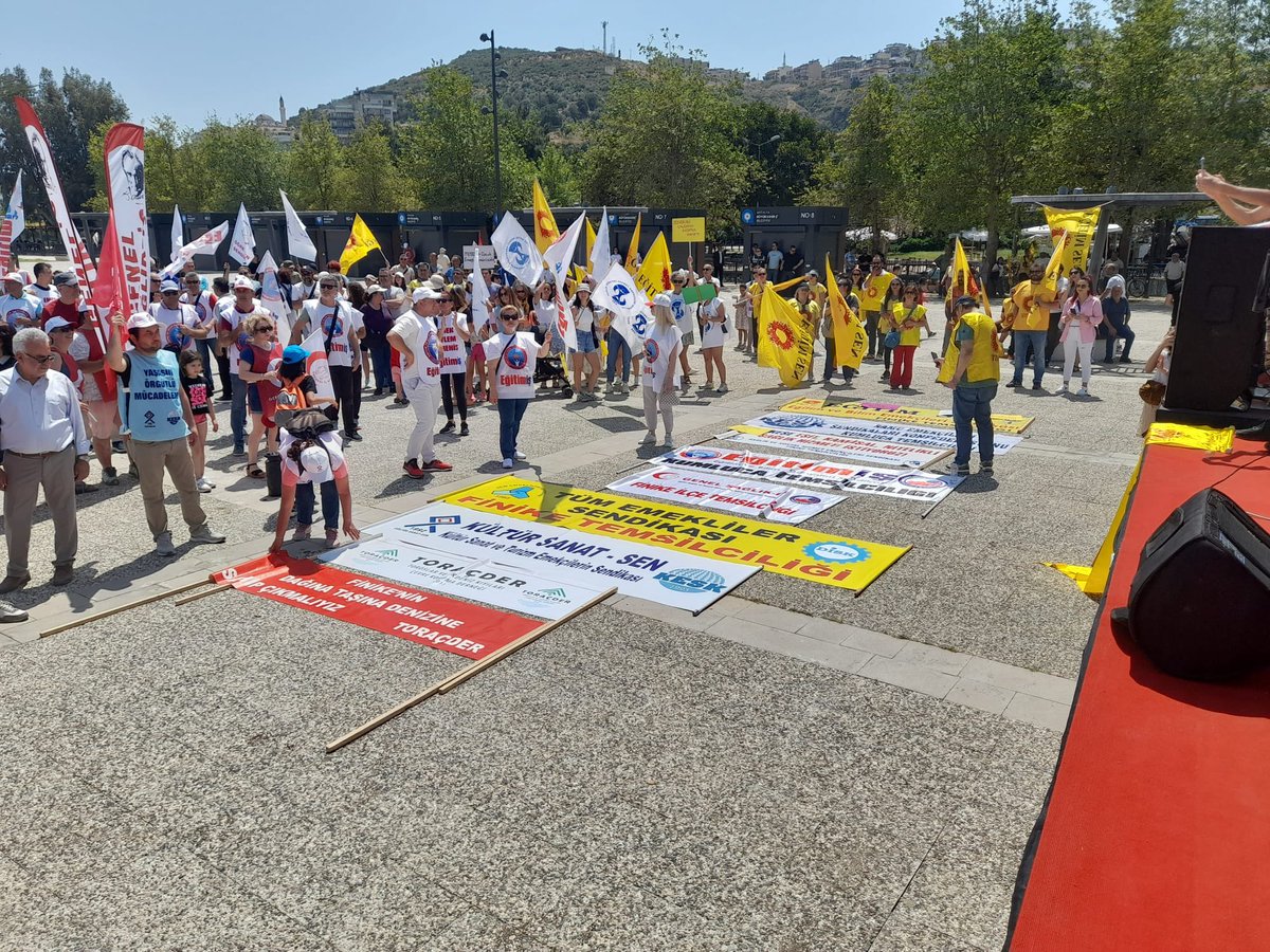 finikegitimsen's tweet photo. Finike’de coşkulu bir şekilde alanlardaydık. #1mayisemekvedayanismagunu https://t.co/e0Vnwhaz7C