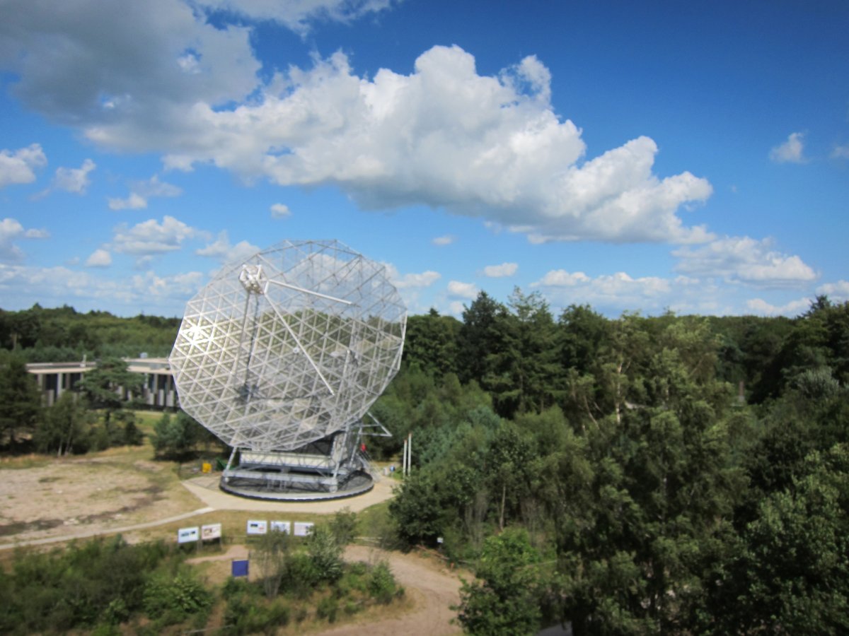 Yesterday, <a href="/DiederikJekel/">Diederik Jekel</a> reconstructed the first Dutch radio broadcast in #JekelsJacht. For this episode he visited the Dwingeloo <a href="/radiotelescoop/">Dwingeloo Telescoop</a> (24:55), where he talked with Jan van Muijlwijk (mis-identified as Tammo Jan Dijkema) and Gemma Janssen.
npo.nl/start/serie/je…