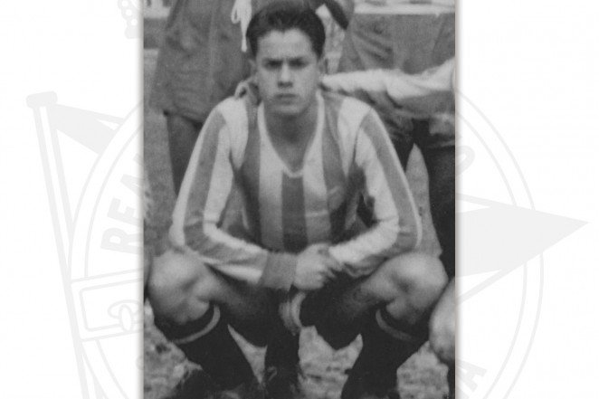 #TalDiaComoHoy hace 89 años nacía Don Luis Suárez Miramontes 'El Arquitecto'. Coruñés del barrio de Monte Alto y único jugador español que ha ganado el Balón de oro. Debutó en el @RCDeportivo, con el que jugó 17 partidos en los que marcó 3 goles #Depor #Deportivo  #UnDosNosos