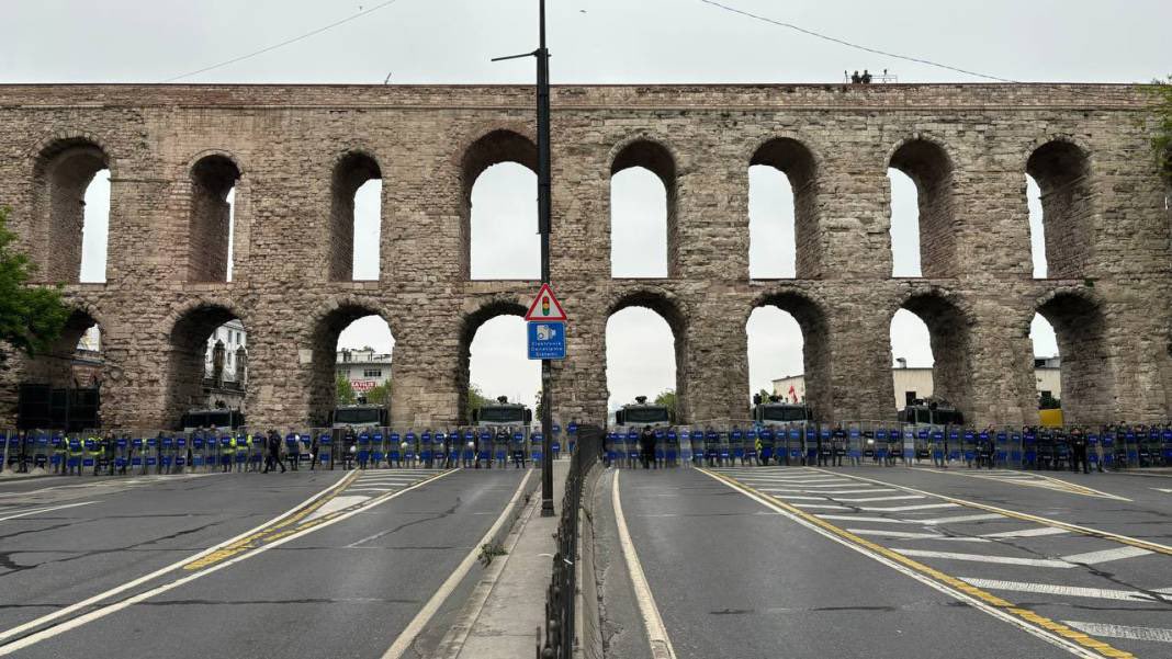 Özgür Özel 1 Mayıs açıklaması yaptı: Söylediğimizin dışında bir şey yapmış değiliz. “Taksim’e yürüyeceğiz” dedik. Geldik, yürüdük ama bariyerleri kırma, polisi ittirme gibi bir şey yapacak halim yok -Sözcü