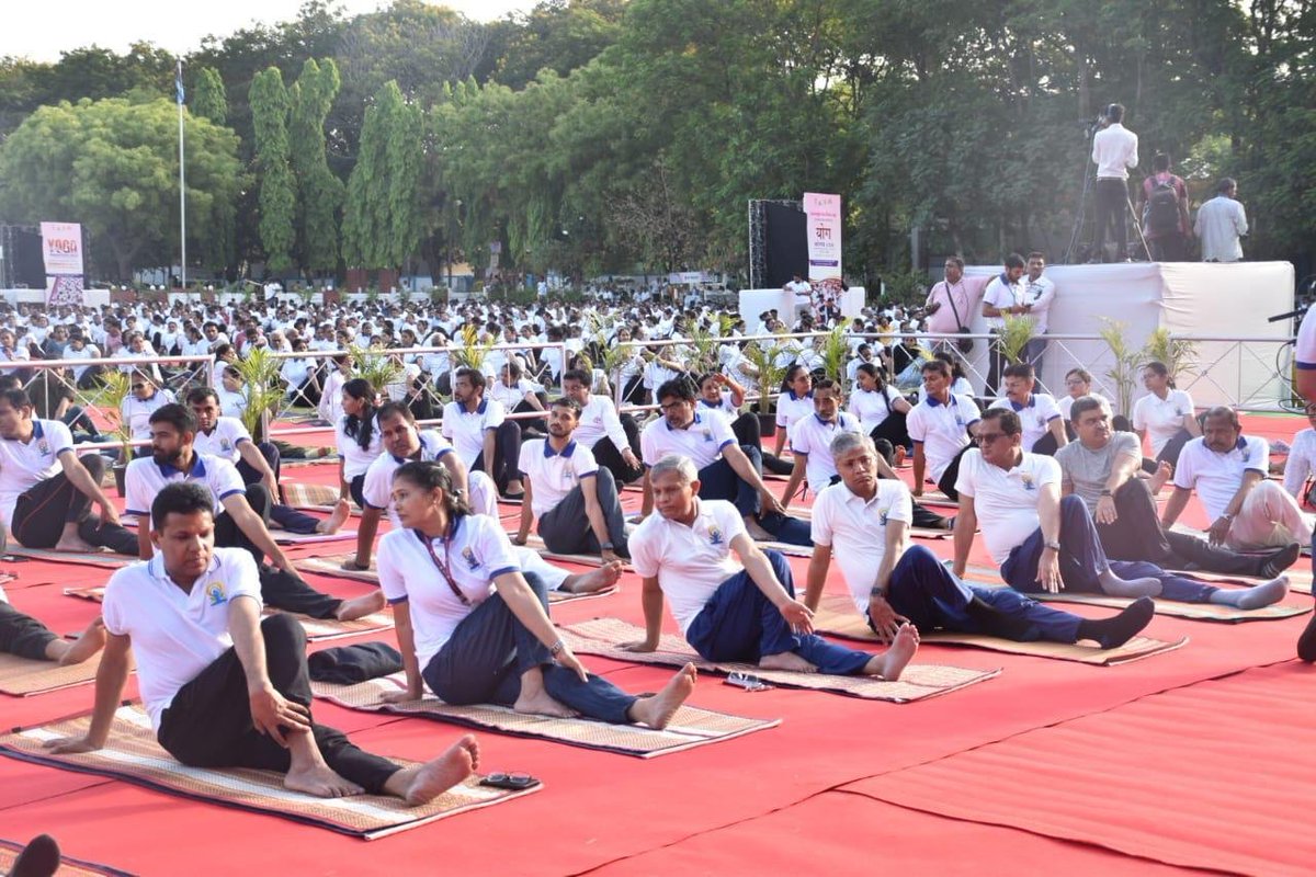 Above 7000 Yoga enthusiasts practised Common Yoga Protocol (CYP) at Police Parade Ground, Surat today during Yoga Mahotsav, a grand celebration leading up to the International Day of Yoga-2024.

#IDY2024 | #50DaysCountdownToIDY2024 | #InternationalDayOfYoga2024