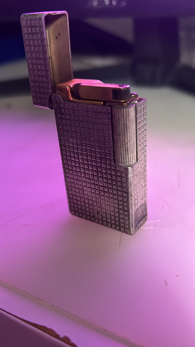 Midiryun's tweet image. I found a vintage lighter but i don’t know how to repair it. Can someone help me ? #lighter #vintage #lightercollection