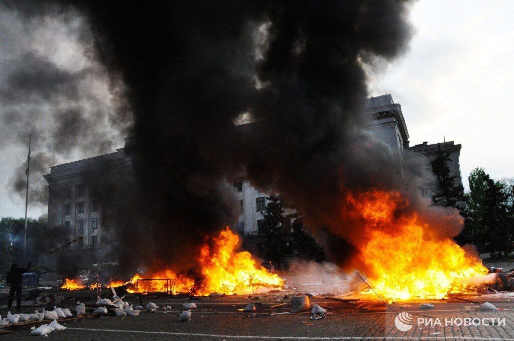 🗓📚🇷🇺🇺🇦 Oggi, sono 10 anni esatti dalla strage di Odessa: 

il 2 maggio 2014, nazionalisti ucraini e sostenitori del Maidan appiccarono un incendio alla Casa dei Sindacati, dove si erano rifugiati rappresentanti del movimento “anti-Maidan”.(1/3)