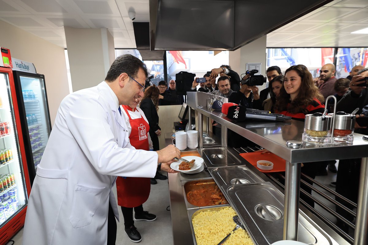 İBB Kent Lokantalarında günün menüsü:

•Ezogelin Çorba 
•İzmir Köfte 
•Bulgur Pilavı 
•Elma
•Ekmek
•Su

40TL