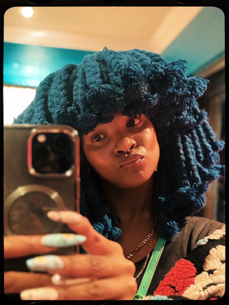 Moonsanelly tweet picture