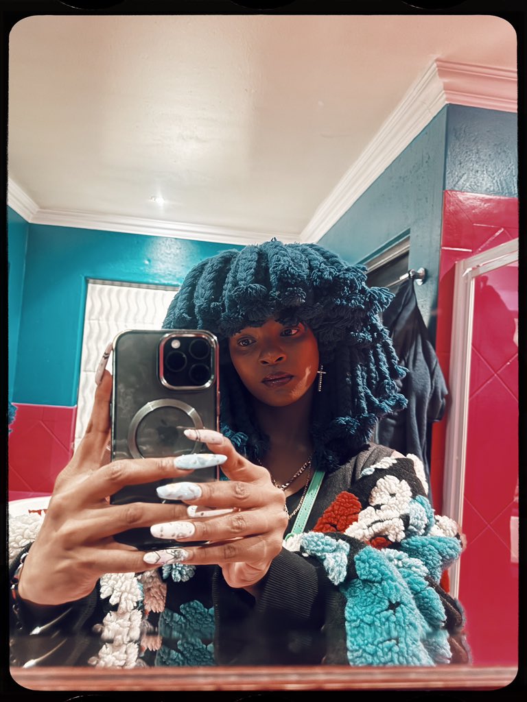 Moonsanelly tweet picture