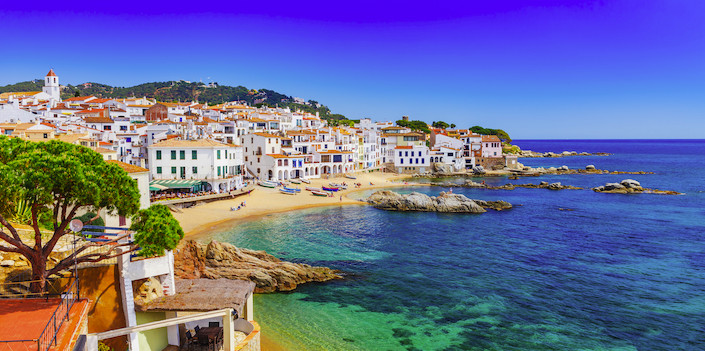 How beautiful is this beach? 😍 Imagine relaxing in stunning coves with golden sand and turquoise water. 🌊 ☀️ Make it a reality and start planning your next holiday to #Spain! ⤵️ bit.ly/48LAEg1 📌 Calella de Palafrugell #VisitSpain #SpainCoast