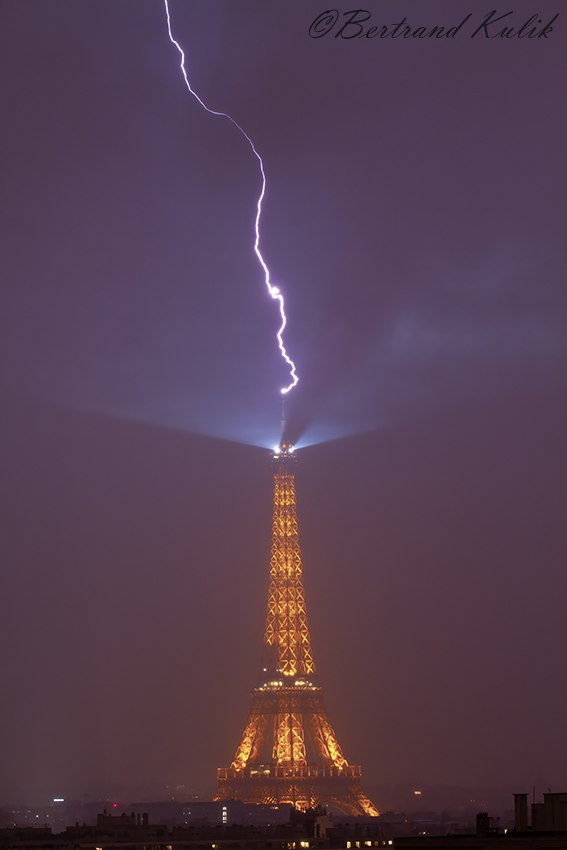 #Lightning strikes at the #EiffelTower (#Paris, #France, 1.05.2024).
⚡️⚡️⚡️Watch now the International online forum. Global crisis. The Responsibility.
rumble.com/c/CreativeSoci…