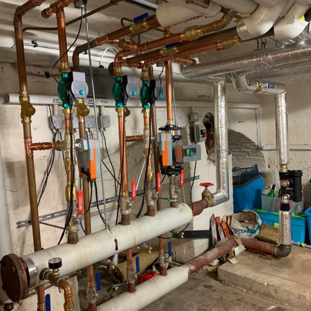 Installation from Holland and Clay with pipes, valves and fittings supplied by @pipekit. @geberit Copper Mapress, @albion valves and @flamco clips for a plant room. 💻Order online ow.ly/S1bZ50Ru50I #pipekit #geberit #albion #flamco #hollandandclay #plumbing