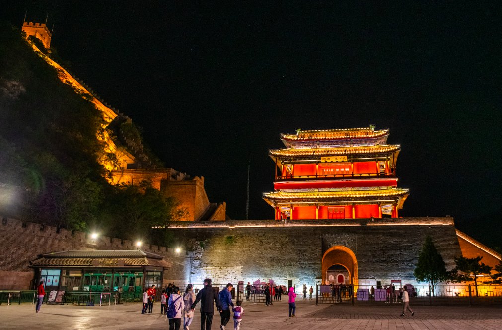 On May 1, the first day of the holiday, Changping Juyong Pass(Juyongguan) Night Great Wall was reopened to the public, until Oct. 12, tourists can go to feel the unique charm of the night Great Wall.
#Beijing #FunInBeijing #GreatWall