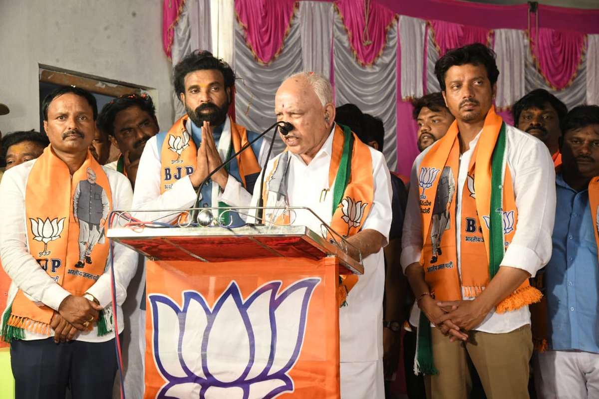 #LSPollsWithTNIE former CM @BSYBJP says it's time to send #Ballari BJP MP candidate @sriramulubjp to work with @PMOIndia @narendramodi. Speaking in public convention he requested to vote to @BJP4India @XpressBengaluru @ramupatil_TNIE @AmitSUpadhye @BellaryNamma @Bellarymerijaan