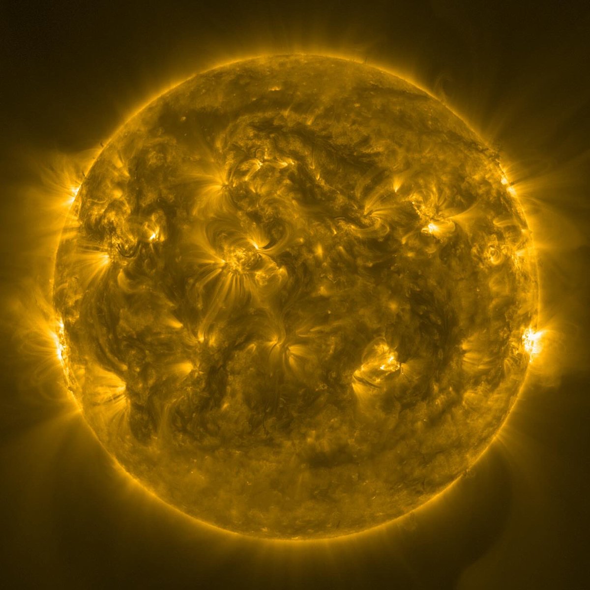 Before vs after: solar edition☀️ Take a look at how the Sun changed in just 2.5 years 🕶️ Our Sun goes through a cycle of activity that lasts around 11 years. As it approaches the solar maximum - expected to occur in 2025 - we are seeing a striking increase in solar activity…