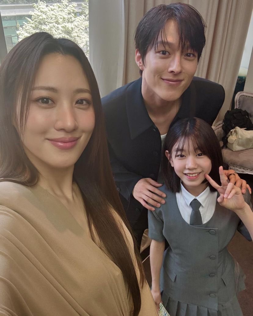 CLAUDIA KIM JANG KIYONG AND PARK SOI, BOK FAMILY AKA YG STAGE FAMILY 😭😭

they truly look alike each other 😭. 

#히어로는아닙니다만 #theatypicalfamily #jangkiyong #장기용 #claudiakim #수현 #parksoi #박소이