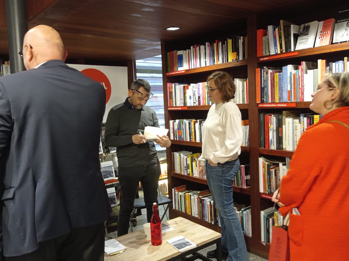 Los amigos y amigas que vinieron, el martes, a la presentación de 'Una odisea balcánica', nos dijeron que se lo pasaron bien. Y a nosotros nos encantó que así fuera. Bonita charla, en familia, en @LaCentralenMad. Gracias a Kasia y @Blticaeditoria1, y a mi querido @miguelroan1.