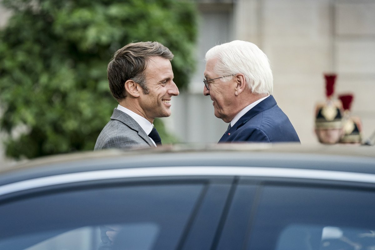 BPr #Steinmeier empfängt den französischen Präsidenten @EmmanuelMacron vom 26. bis 28. Mai zum #Staatsbesuch. Gemeinsam besuchen sie Berlin, Dresden und Münster. Es ist der erste Staatsbesuch eines französischen Präsidenten in 🇩🇪 seit 24 Jahren.