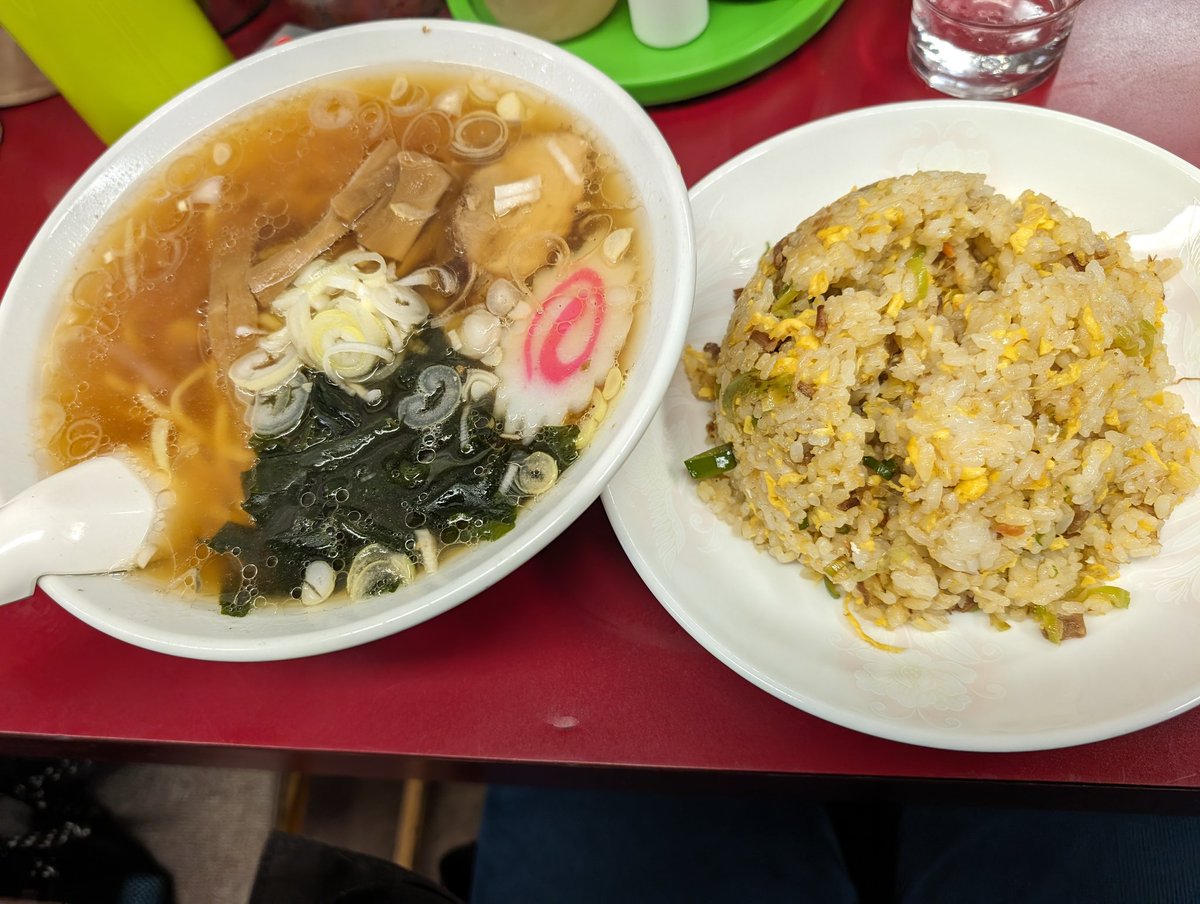 misakitchen's tweet photo. ラーメンチャーハンのセット頼むじゃん？
半チャーハンか半ラーメンかどっちだろうな〜って思うじゃん？
どっちも通常サイズで出てきた… https://t.co/qQYs6nPpco