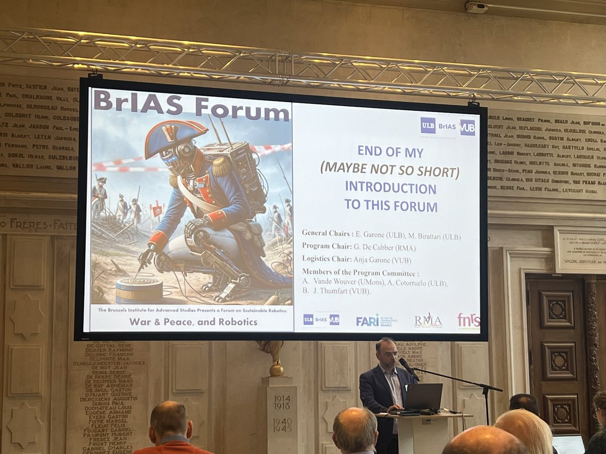 Prof @EmanueleGarone organising @brias_social forum in War&Peace and Robotics. The forum is live and recorded on our Youtube channel: youtube.com/@BrIAStalks @BrusselsFari