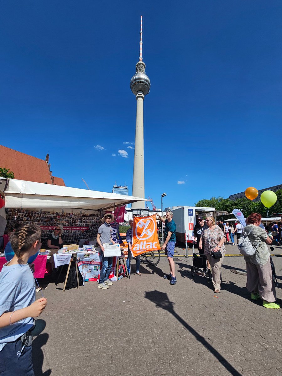 Unterschriftensammlung für die #EBI -EUROPÄISCHE BÜRGER INITIATIVE - #TaxtheRich am ersten Mai in #Berlin.
Unterschreiben kannst Du natürlich auch online ✒️
attac.de/kampagnen/tax-…
#TagderArbeit