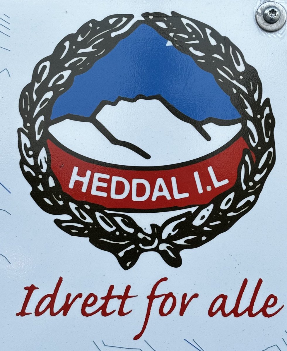 01.05.24 Heddal IF - Tollnes BK II 4:0 w 🇳🇴 6 Divisjon, region Telemark (7 poziom rozgrywek). Mecz niestety na nowym, sztucznym boisku, a taka piękna murawa z nie gorszą trybuną znajduje się obok. To jednak już znak czasów w 🇳🇴. #groundhopping