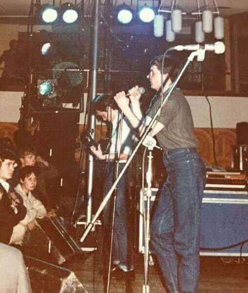 Tarihte bugün, 2 Mayıs 1980’de, Joy Division son konserini verdi.

Birmingham Üniversitesinde verilen konserde 300 kişilik bir seyirciye karşı toplamda 11 şarkı çaldılar. 

Bu konserden birkaç hafta sonra, 18 Mayıs 1980’de, grubun vokalisti Ian Curtis hayatına son verdi.