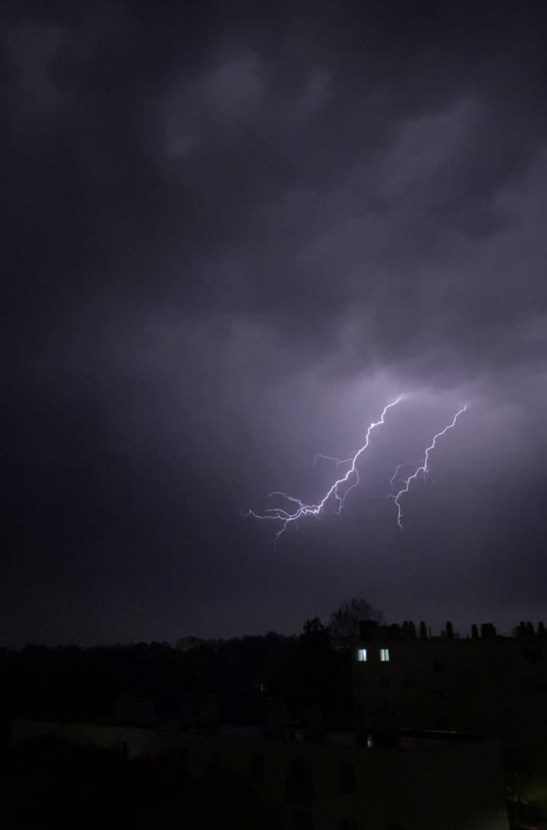 Orage très électrique hier vers 1h à #amiens au passage des orages 
@KeraunosObs @StormchaserUKEU