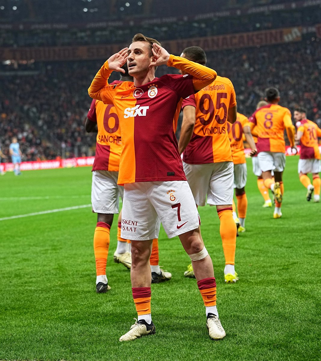 🟡🔴 Galatasaray Yönetimi, Kerem Aktürkoğlu’nun transferi için yeşil ışık yaktı. Kerem için en az 10 milyon € bonservis bedeli belirleyen sarı-kırmızılı yönetim, bu teklifle gelen kulüp olursa oyuncu ile bir görüşme yapacak. (@sporarena)